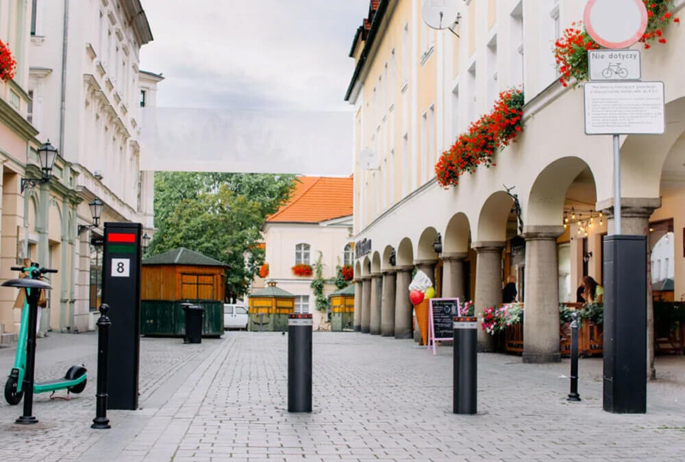 Słupki automatyczne a infrastruktura miejska: Jak poprawiają organizację ruchu?
