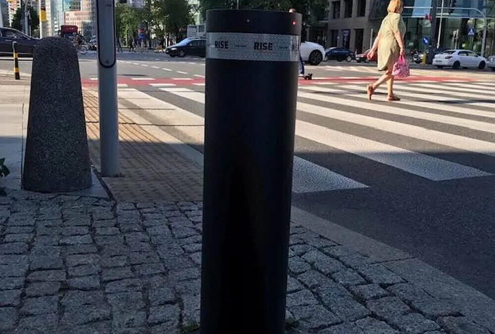 Jakie słupki parkingowe ze stali nierdzewnej wybrać: elektropolerowane czy malowane proszkowo?