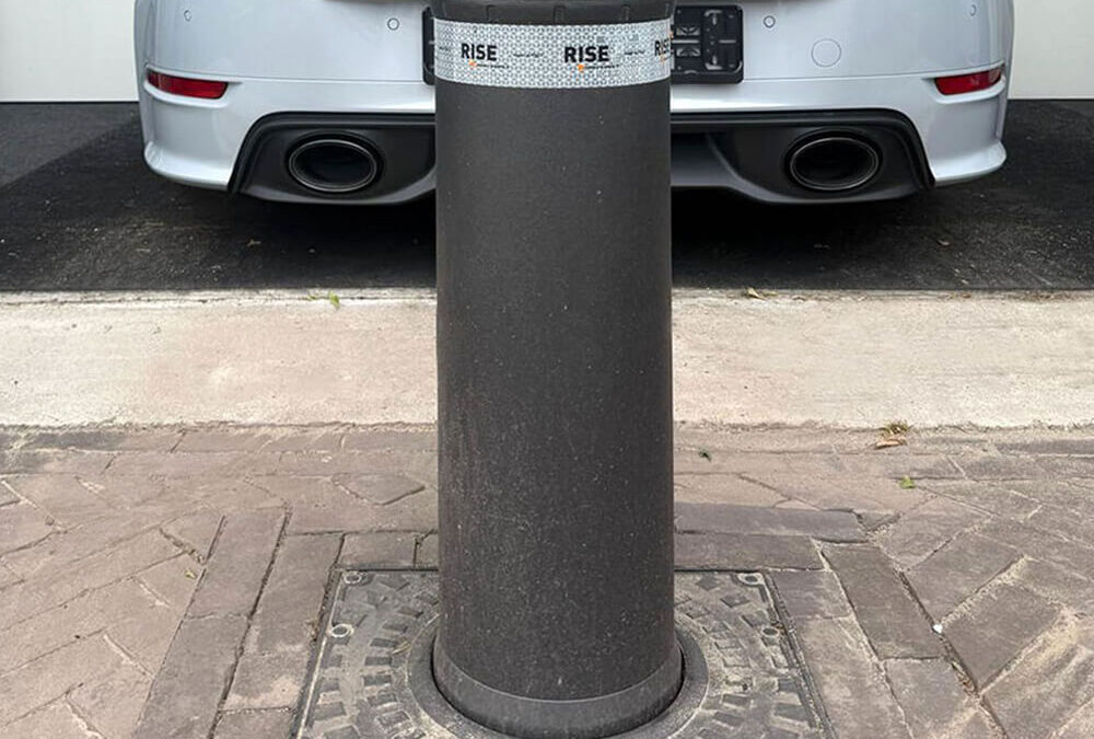 Zabezpieczenie firmowego parkingu: słupki automatyczne czy szlabany?