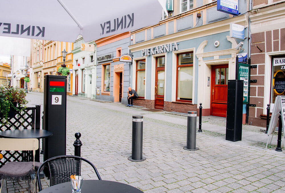 Słupki parkingowe automatyczne czy półautomatyczne – różnice techniczne